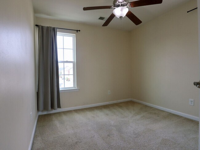 Building Photo - 4BR Corner Townhome in West Broad Village