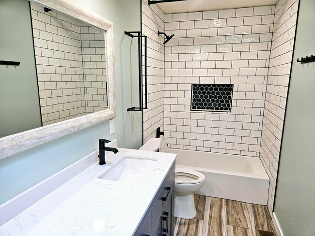 Building Photo - Beautiful 5 Bedroom Home Near the Cherry C...