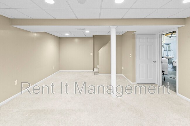 Building Photo - 15421 R St