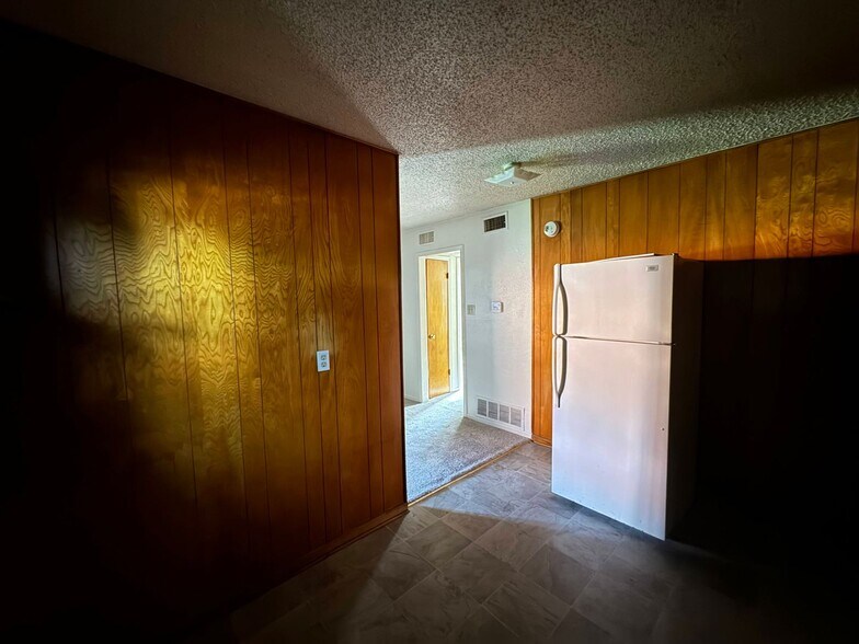 Building Photo - 425 W Avenue C