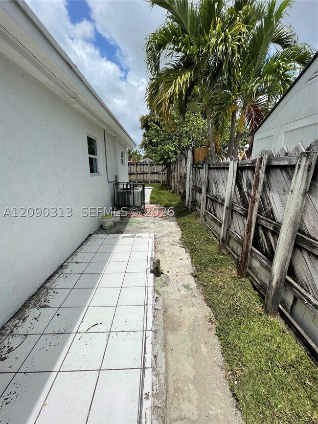 Building Photo - 6801 SW 13th St