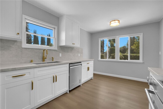 Building Photo - 325 W Le Roy Ave