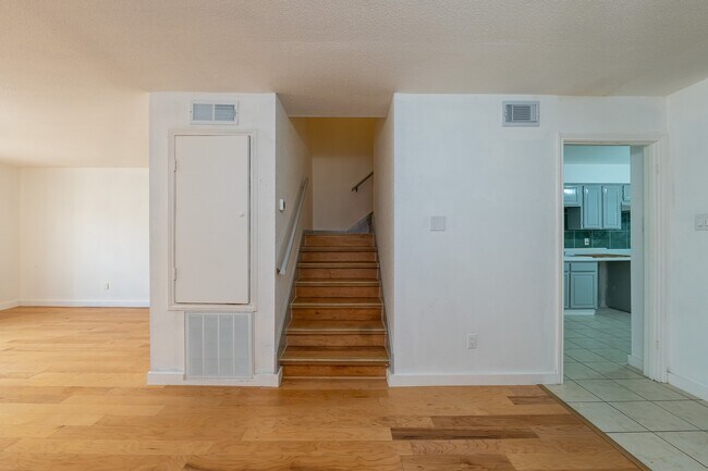 Building Photo - 8486 Ariel St