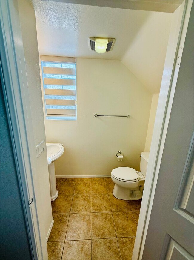Building Photo - Remodelled 4 Bedroom Townhome for Lease in...