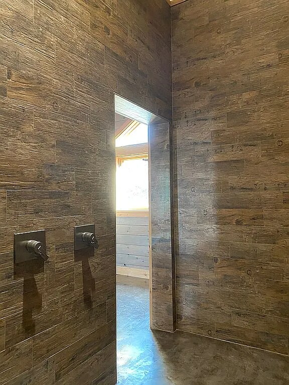 Building Photo - 978 Lakeview Dr