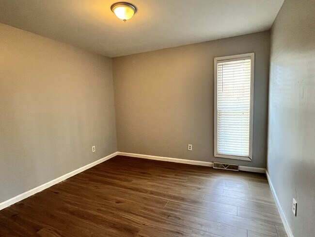 Building Photo - 303 E Montcastle Dr