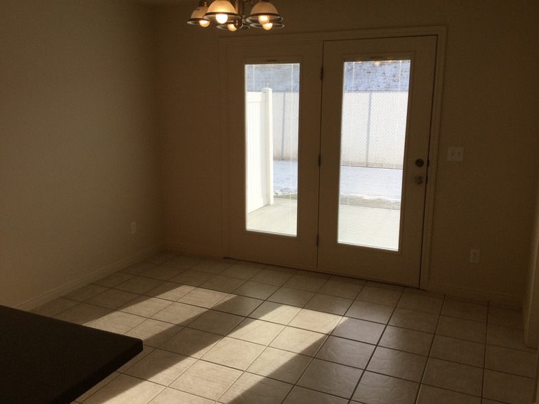 Building Photo - 479 Raven Way