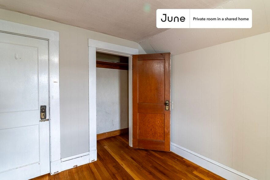 Building Photo - Room in Shared 4 bed/1 bath home