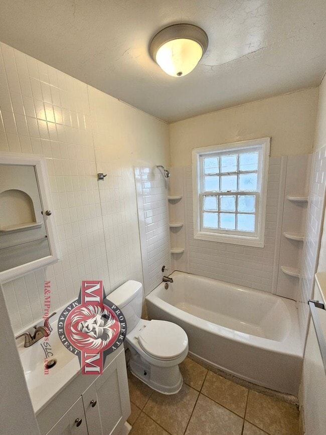 Building Photo - Remodeled 2 Bd 1.5 Ba Home in Sandy