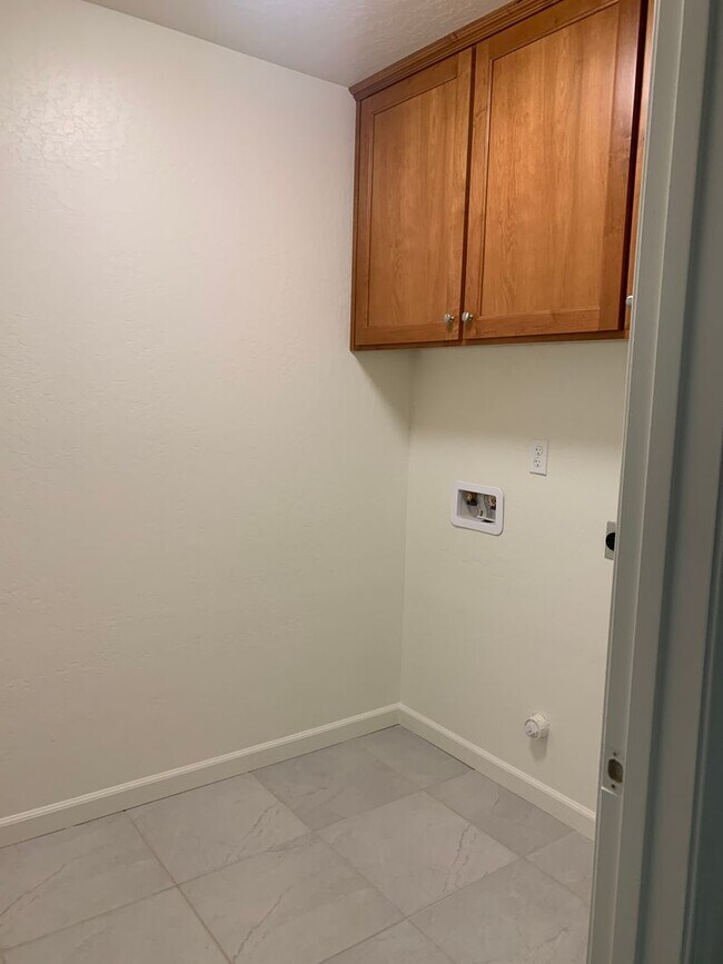 Building Photo - 4 Br 2 Ba available now