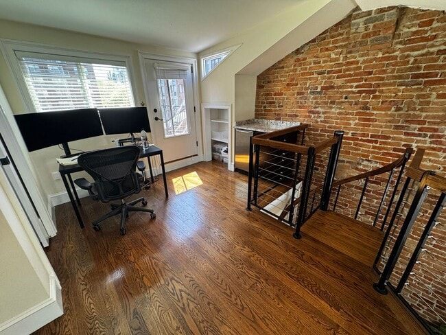 Building Photo - 1 bed 1.5 bath with roof deck, no undergrads, central air, W/D in unit