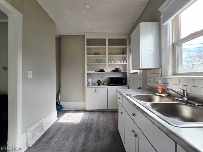 Building Photo - 10415 Bernard Ave