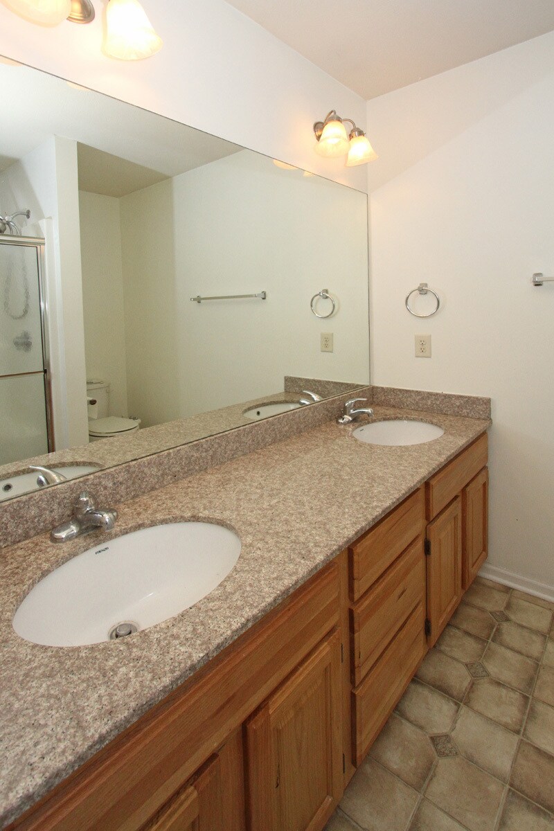 Building Photo - 6028 Glenbrook Ln