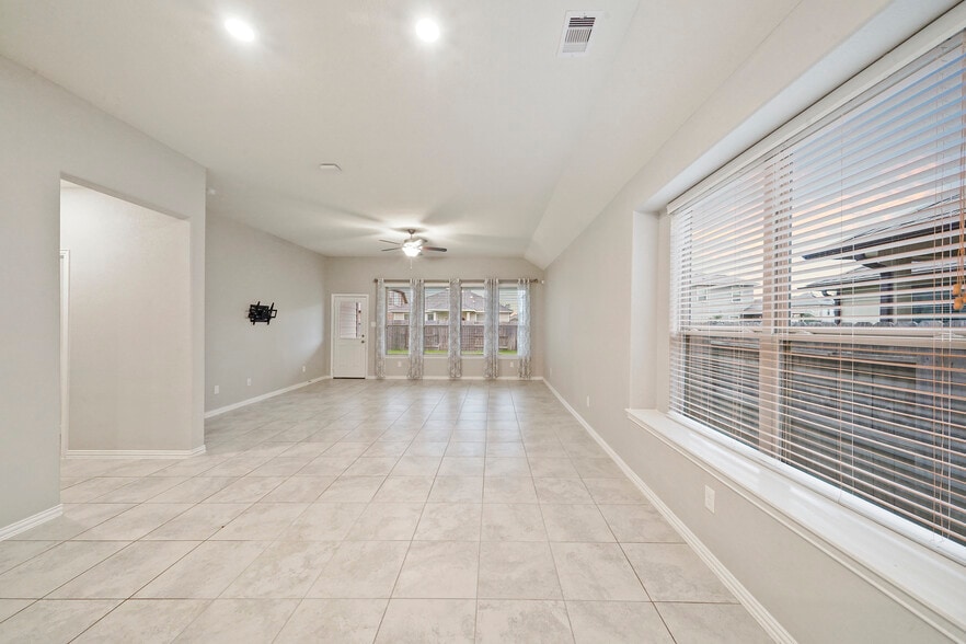 Building Photo - 27910 Augusta View Dr