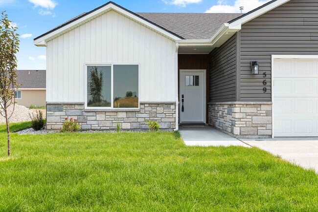 Building Photo - AWESOME 3 Bed 2 Bath Twin home in Sugar city