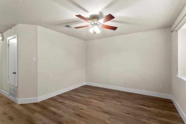 Building Photo - 410 Bandstand Ln