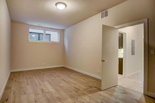 Building Photo - 2518 W Addison St