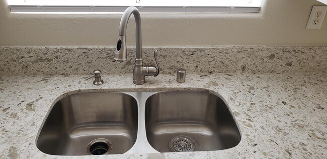 Building Photo - 6005 Linosa Ct