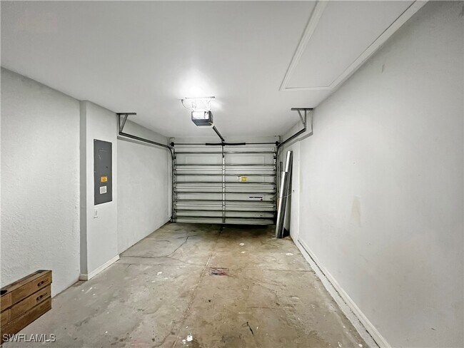 Building Photo - 1304 W 12th St