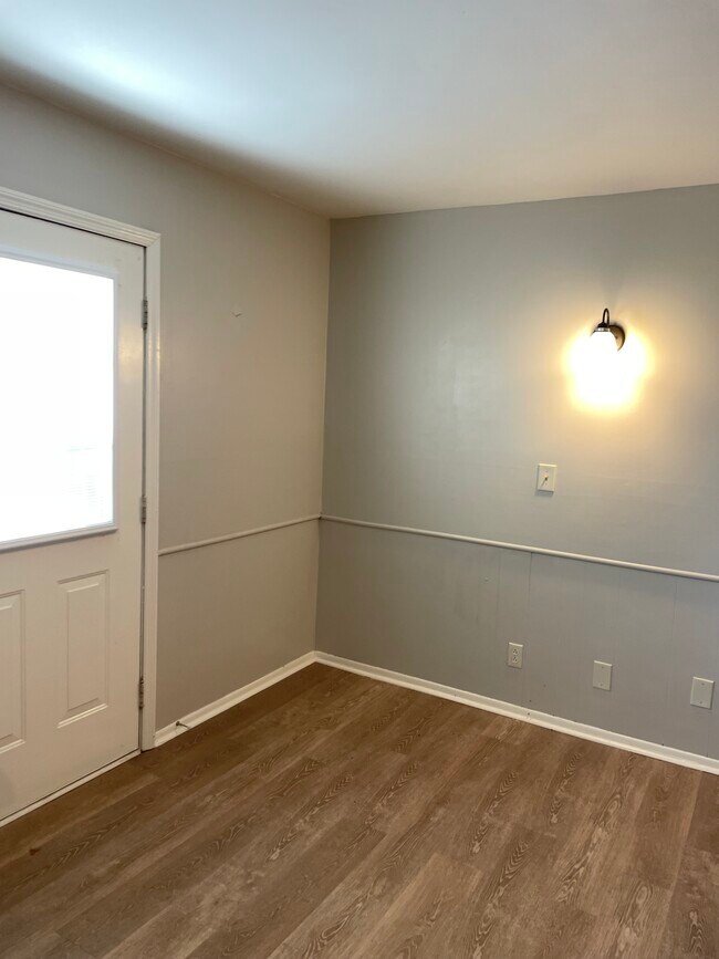 Building Photo - 400 Schenkel Ln