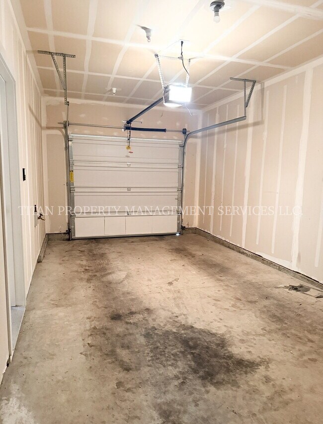 Building Photo - Charming 2-Bed, 2-Bath Townhouse in Tigard - Perfect Blend of Comfort and Convenience!
