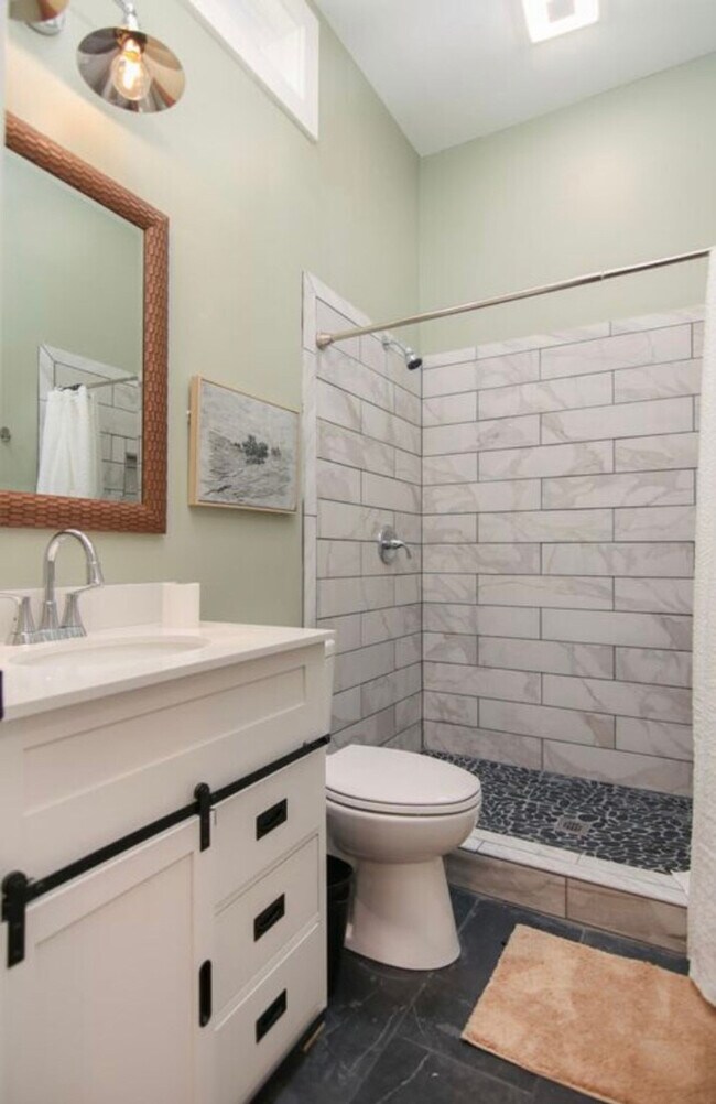 Building Photo - 452 Riverland Dr