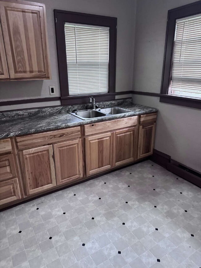 Building Photo - "Charming 3-Bed Home with Granite Elegance...