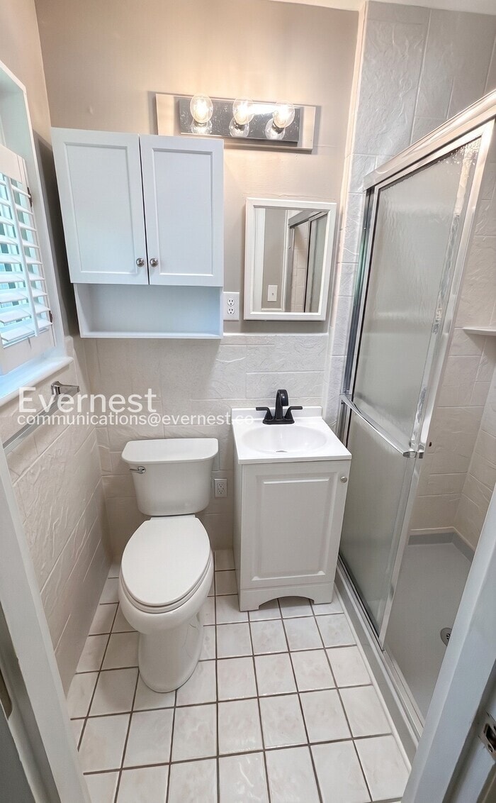 Building Photo - 826 Claremont Ct