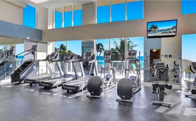 Building Photo - 16699 Collins Ave