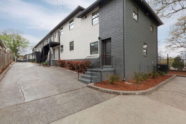 Building Photo - 396 Linden Ave NE