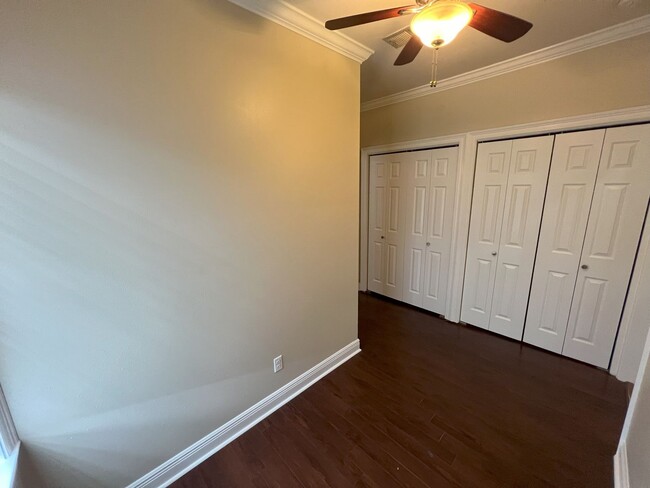 Building Photo - 1 bedroom, 1 bathroom duplex located in Po...