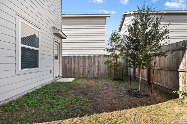 Building Photo - Charming Home Awaits: Spacious & Modern Living in a Prime Location