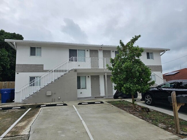 Building Photo - 933 W 7th St