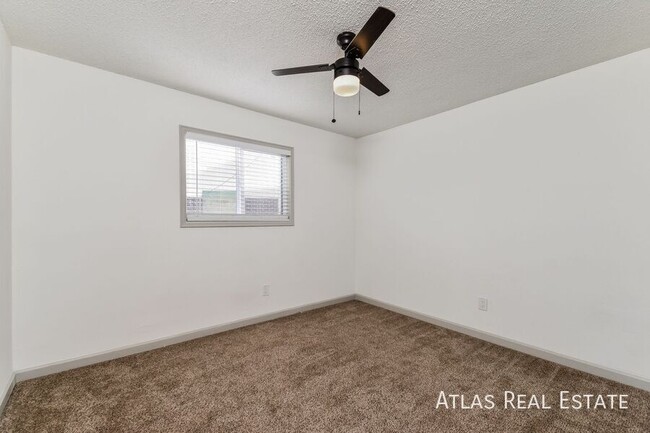 Building Photo - UPDATED 2 BEDROOM CLOSE TO MEMORIAL PARK!!