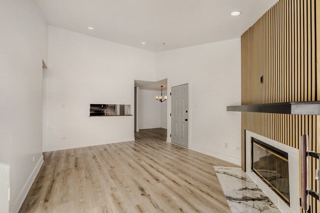 Building Photo - 42 N Park Ave