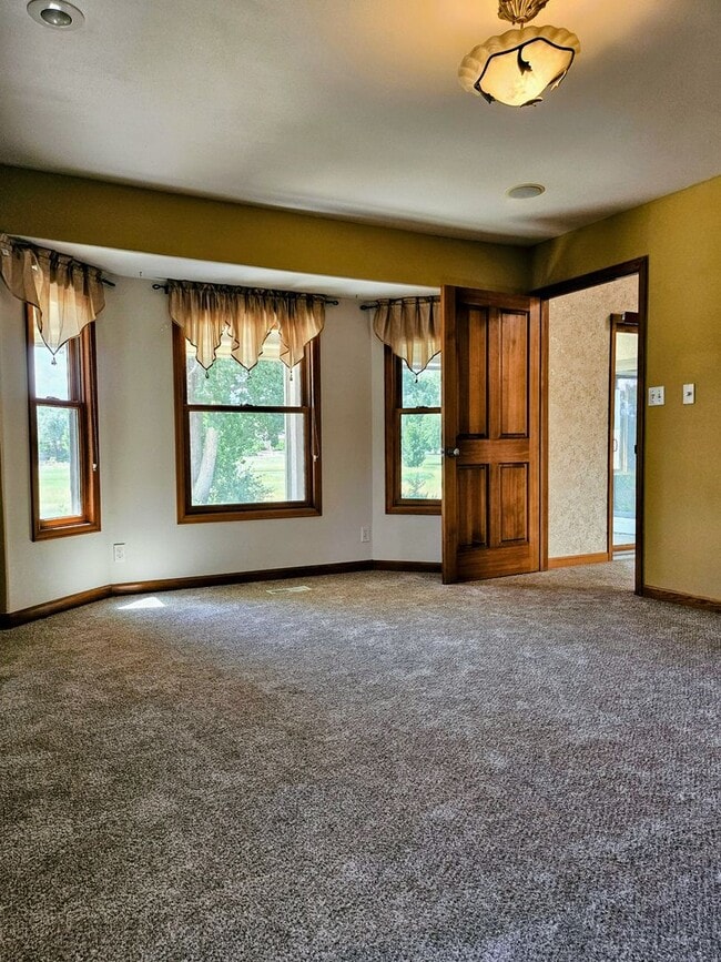 Building Photo - ALL PROSPECTIVE TENANTS MUST SUBMIT A $58 ...