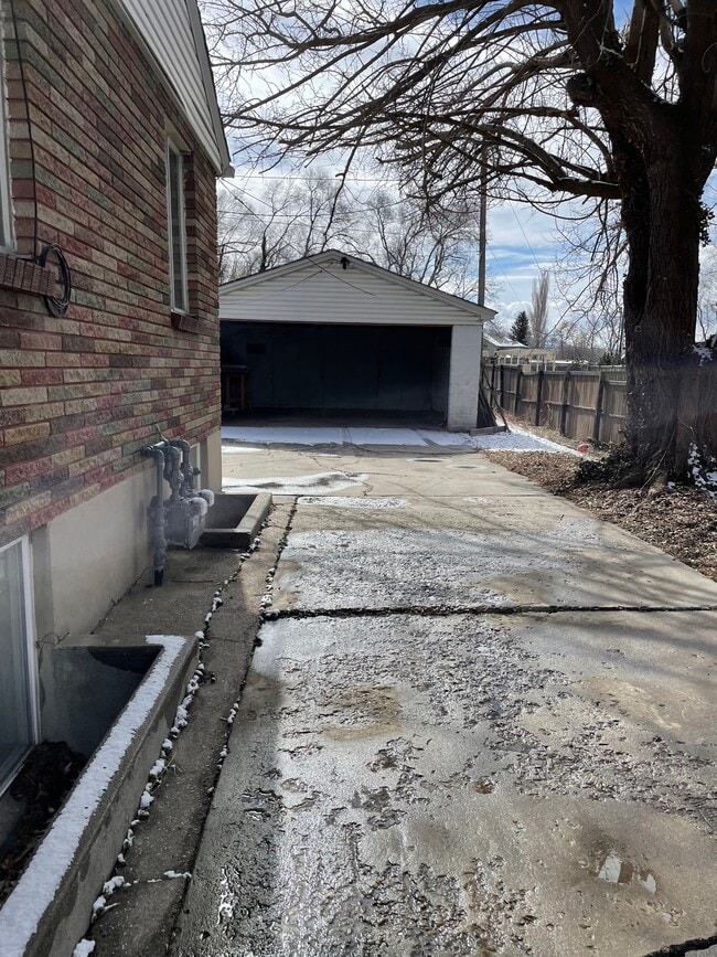 Building Photo - 250 E 600 S