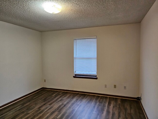 Building Photo - $1150 - Jefferson Square - MOVE IN SPECIAL