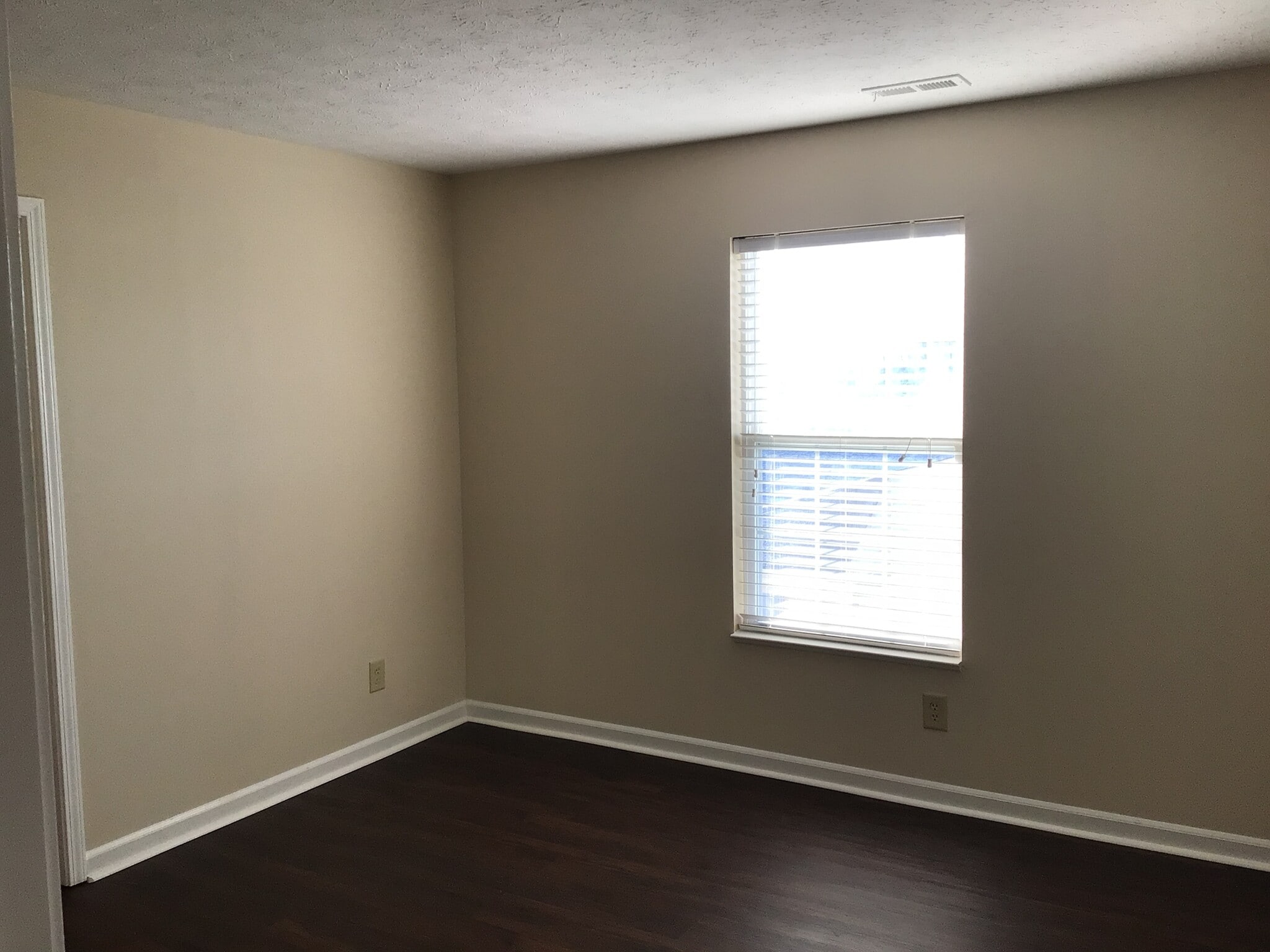 Building Photo - 2440 Tiptop Dr