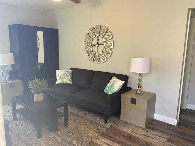 Building Photo - Updated Furnished Unit Half A Block From B...