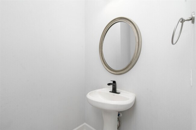 Building Photo - 1303 Gardenia Dr