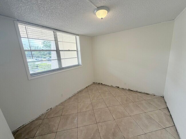 Building Photo - 9230 Lagoon Pl