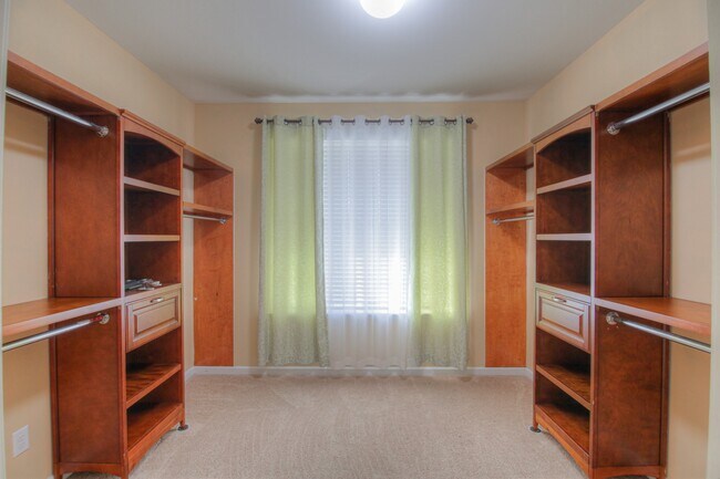 Building Photo - 2298 Dewey Dr