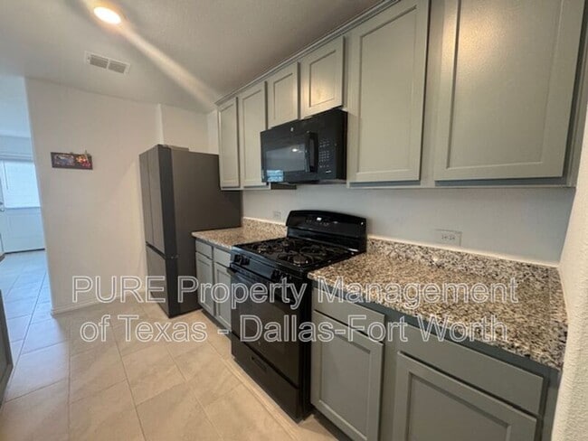 Building Photo - 2929 Dora Dr