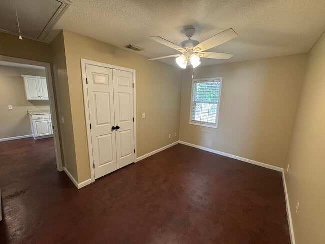 Building Photo - 2 Bed 1 Bath Duplex