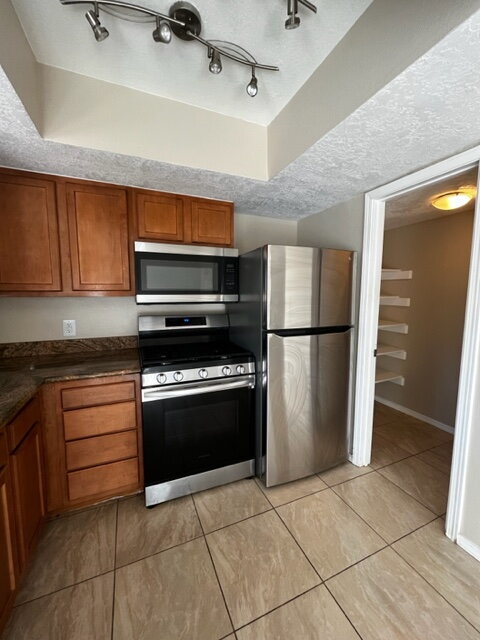Building Photo - Downtown 2bd Townhouse! Balcony, off-stree...