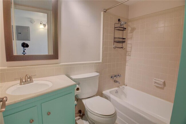 Building Photo - 1304 Mariposa Dr