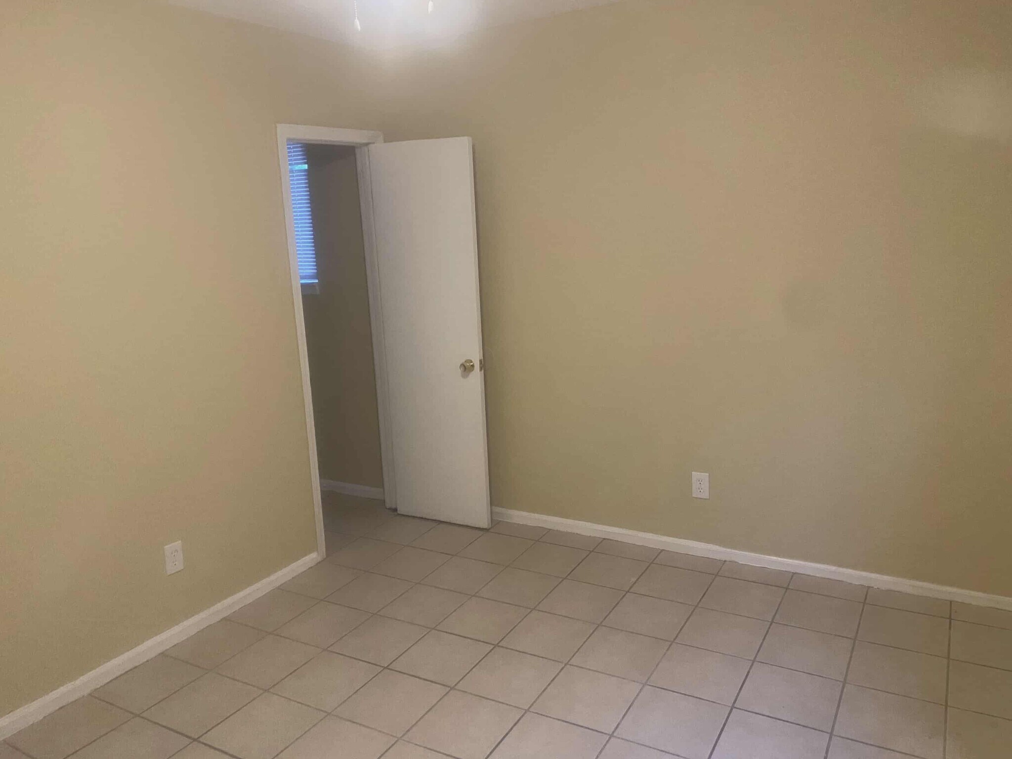 Building Photo - 95 W Mallory Ave