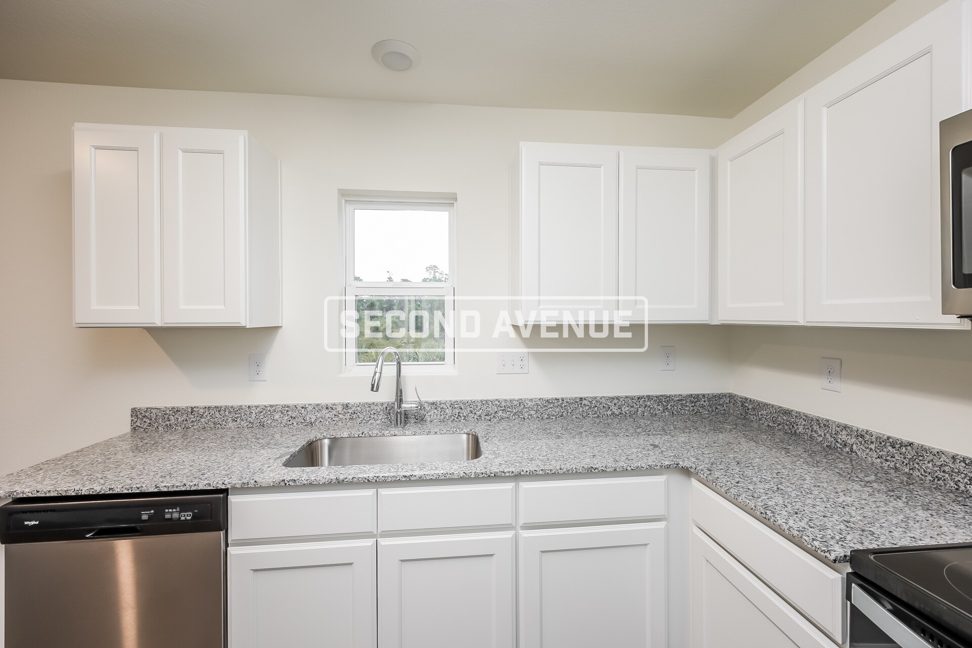 Building Photo - 954 Pilgrim St E