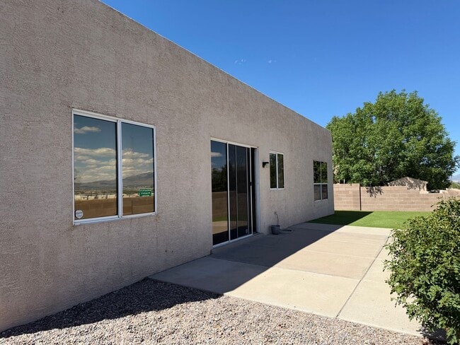 Building Photo - Contemporary 3 Bedroom 2 Bathroom Home Located In NW Albuquerque!